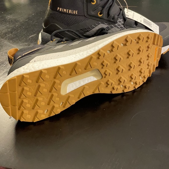 Athletic_Shoes
